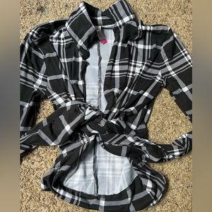 NO BOUNDARIES Black & White Cropped Flannel Size XS